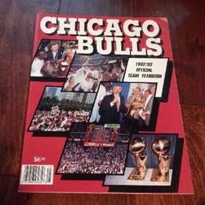Chicago Bulls 1992/93 Official Team Yearbook Magazine/Book